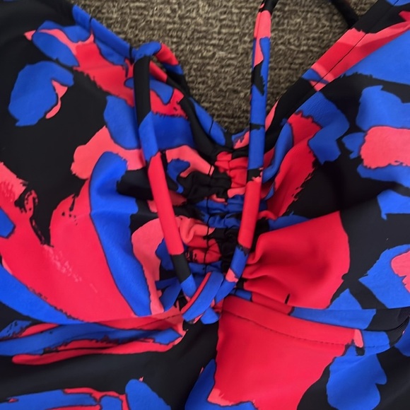 Aqua Green Cinch
Front One Piece Swimsuit
Medium Multicolor Size 8 - Picture 7 of 14